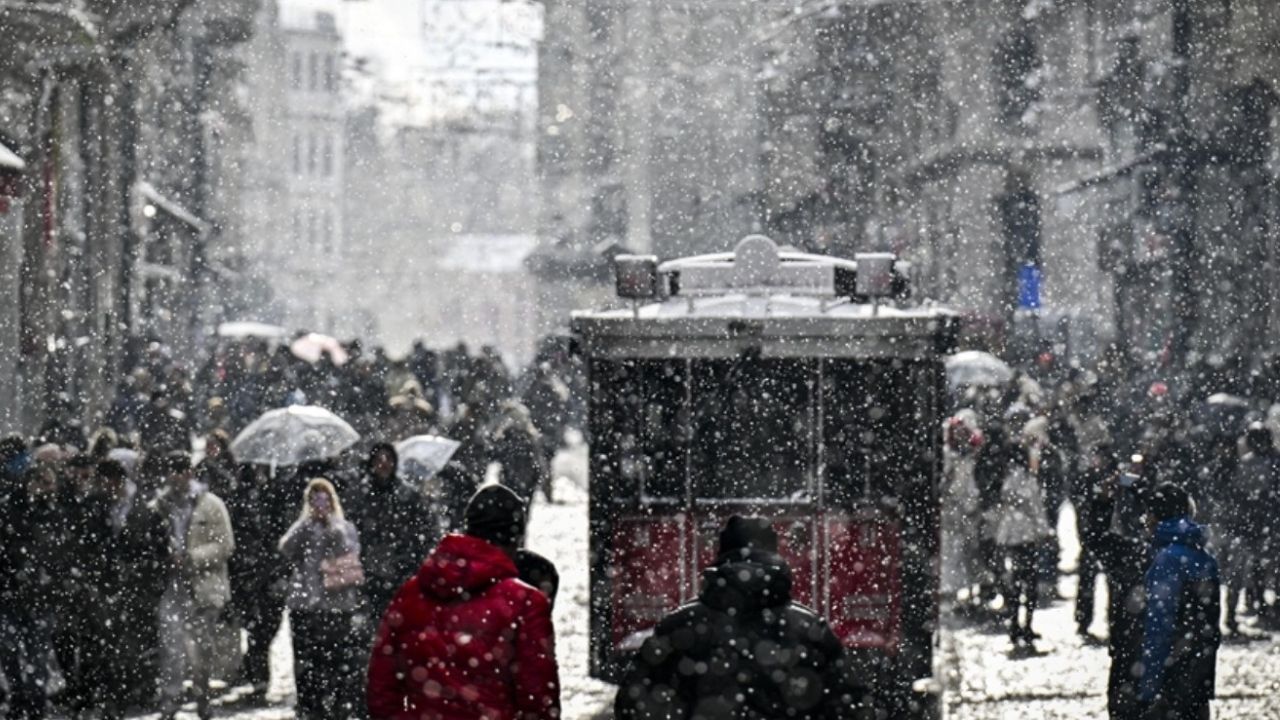 İstanbullular kışlıkları kaldırmasın: Kar kapıya dayandı!